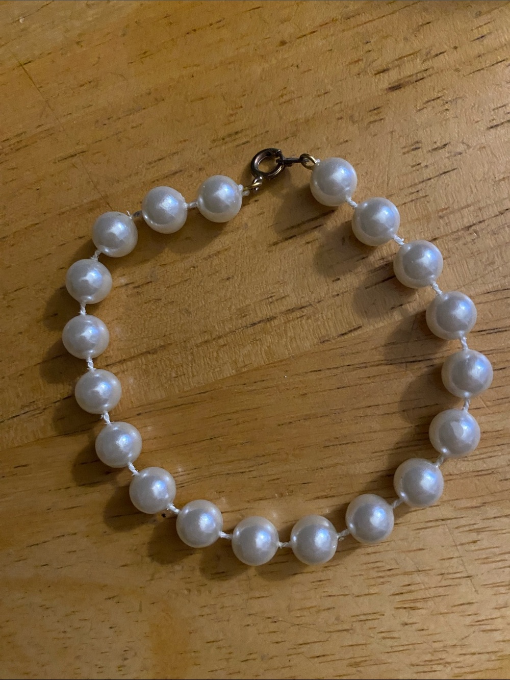 V! White faux pearl tone bracelet pre-owned condition